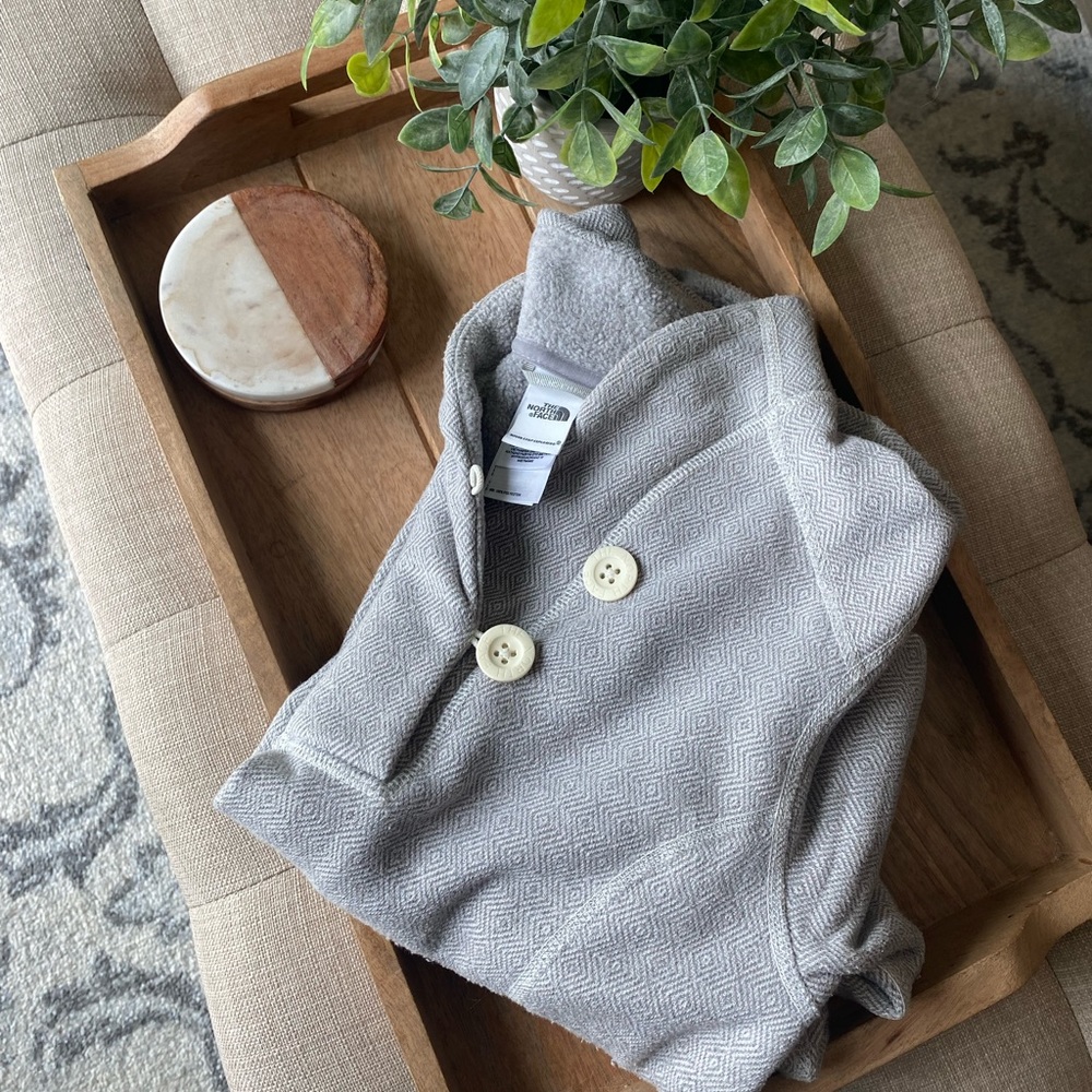 The North Face Pull Over Size Small Gray